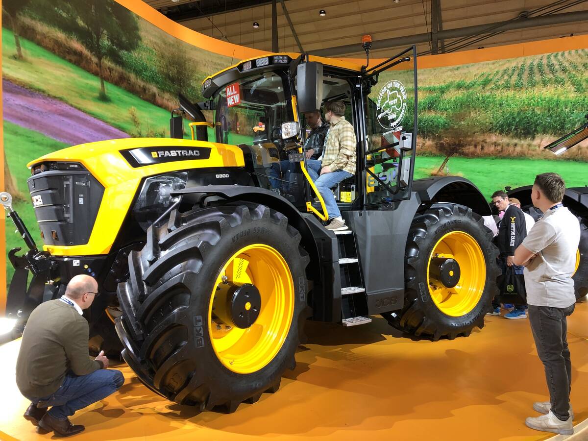 Image for VIDEO: JCB adds new 6000 series Fastrac tractors to its lineup